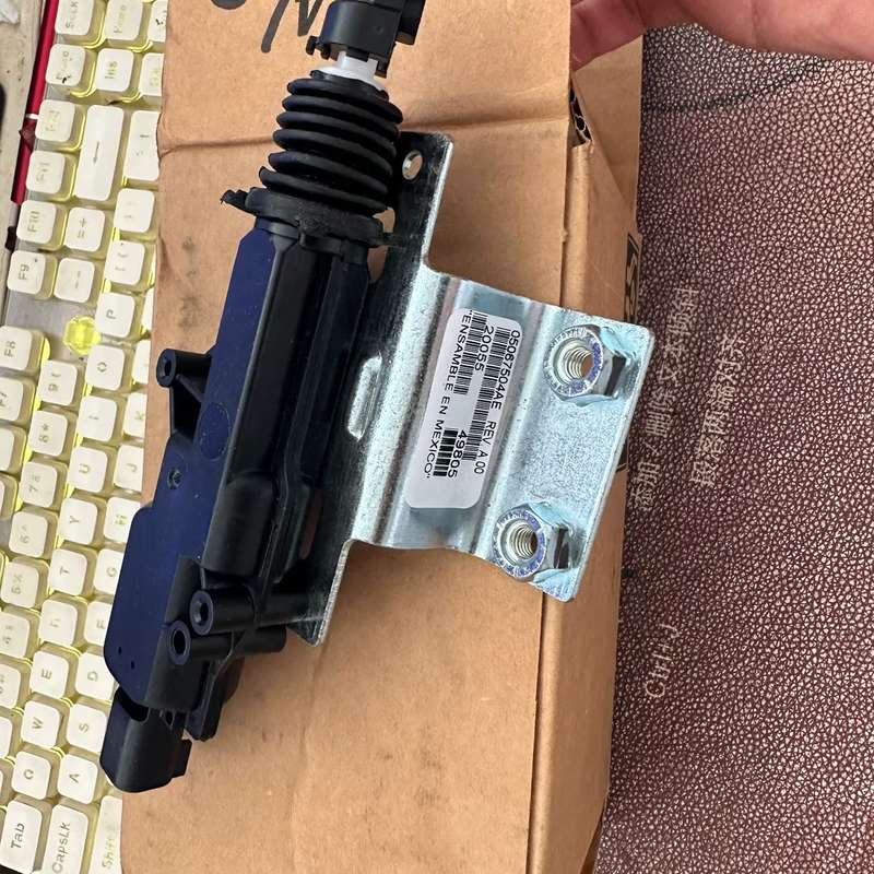 克莱斯勒漫步者 车门闭锁器--议价商品