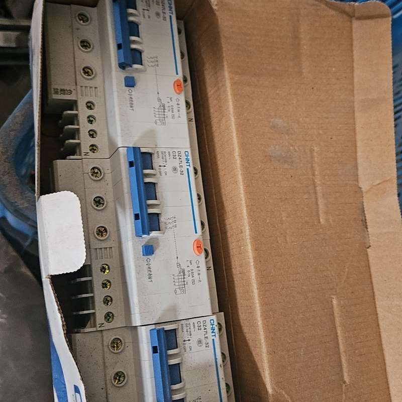 正泰三相四线漏电断路器DZ47LE-,C32,一盒价--议价商品