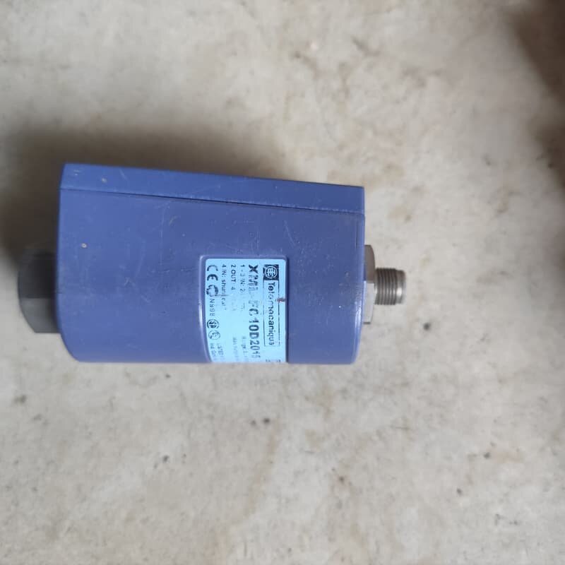施耐德XML-FC10D2015压力传感器全新未使用过功能正--议价商品