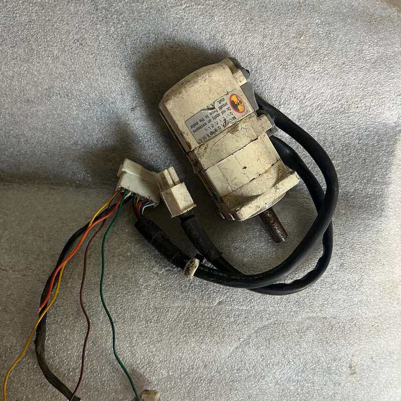 下伺服电机MSM5AZA1A，后盖有点瑕疵具体看图，功能包--议价商品