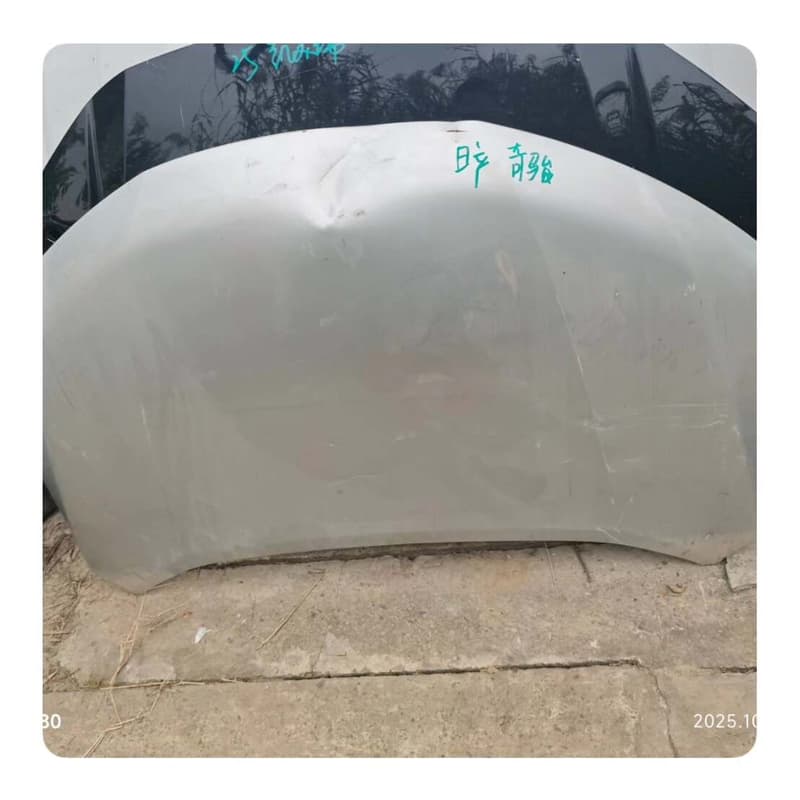 日产奇骏机盖,原厂拆车件,白色车身,轻微使用痕迹。适合需要更