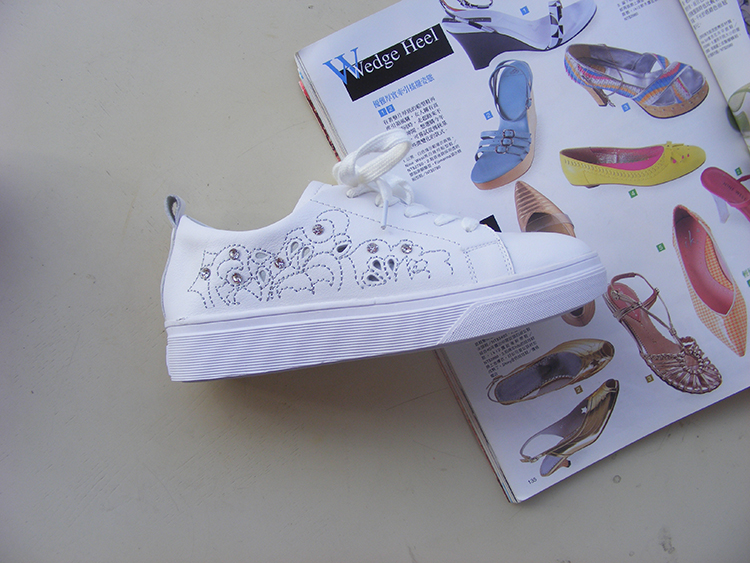 里外全真皮白色绣花时尚休闲鞋