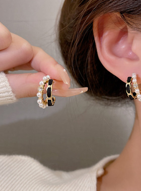 黑色皮革珍珠C形耳环女复古气质轻奢耳坠小众设计感秋冬耳钉银针