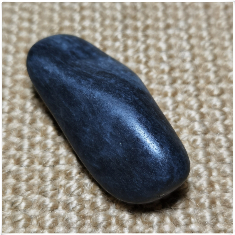石仓新款新疆和田玉籽料蓝底聚墨青花原石手把件原皮文玩玉器雕刻