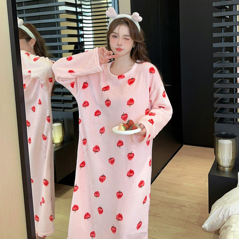 保暖珊瑚绒睡裙女秋冬季中长款宽松大码韩版可爱满草莓印花睡衣裙