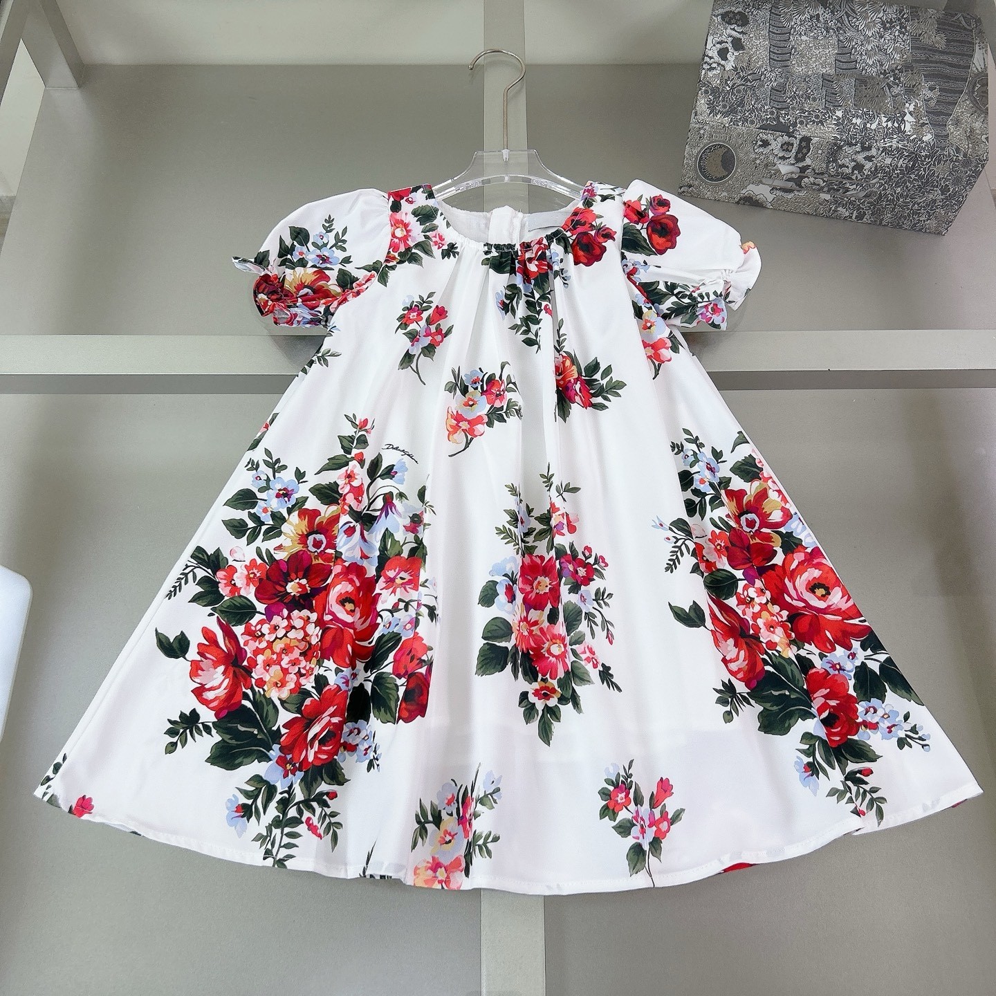 高端童装儿童碎花连衣裙2026夏季女童白底红花泡泡袖 A 字大摆裙