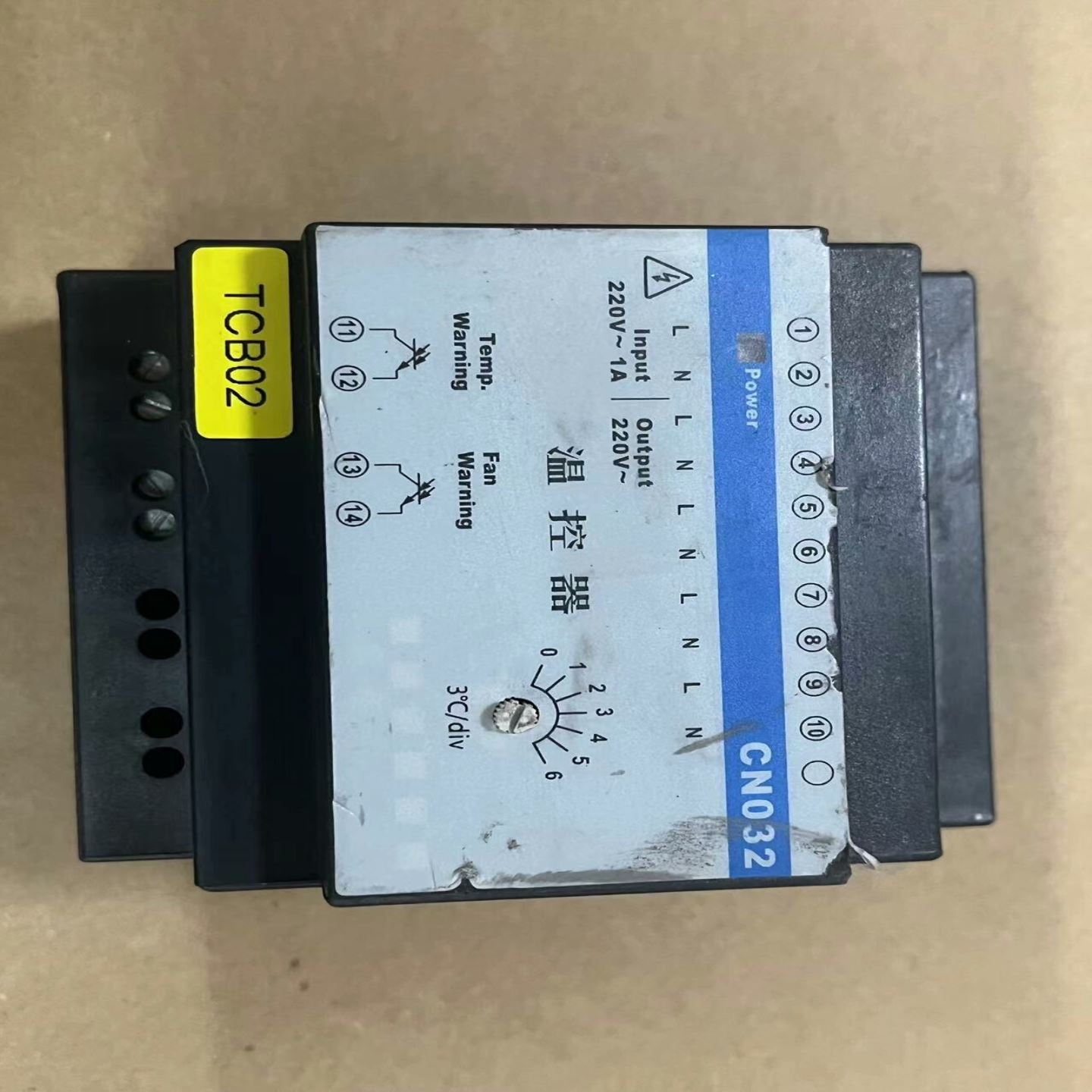 CN032温控器，实拍功能包好，底部缺卡扣。