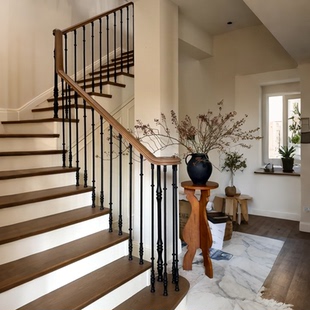 高端定制楼梯扶手法式铝铁艺围栏小红书网红立柱别墅护栏实木踏步