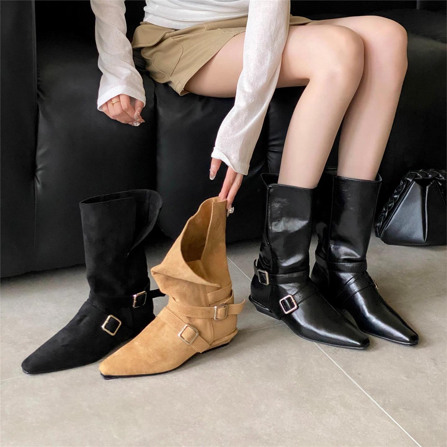 2025冬季新款尖头矮跟粗跟气质显瘦设计感V口皮带扣平底网红短靴