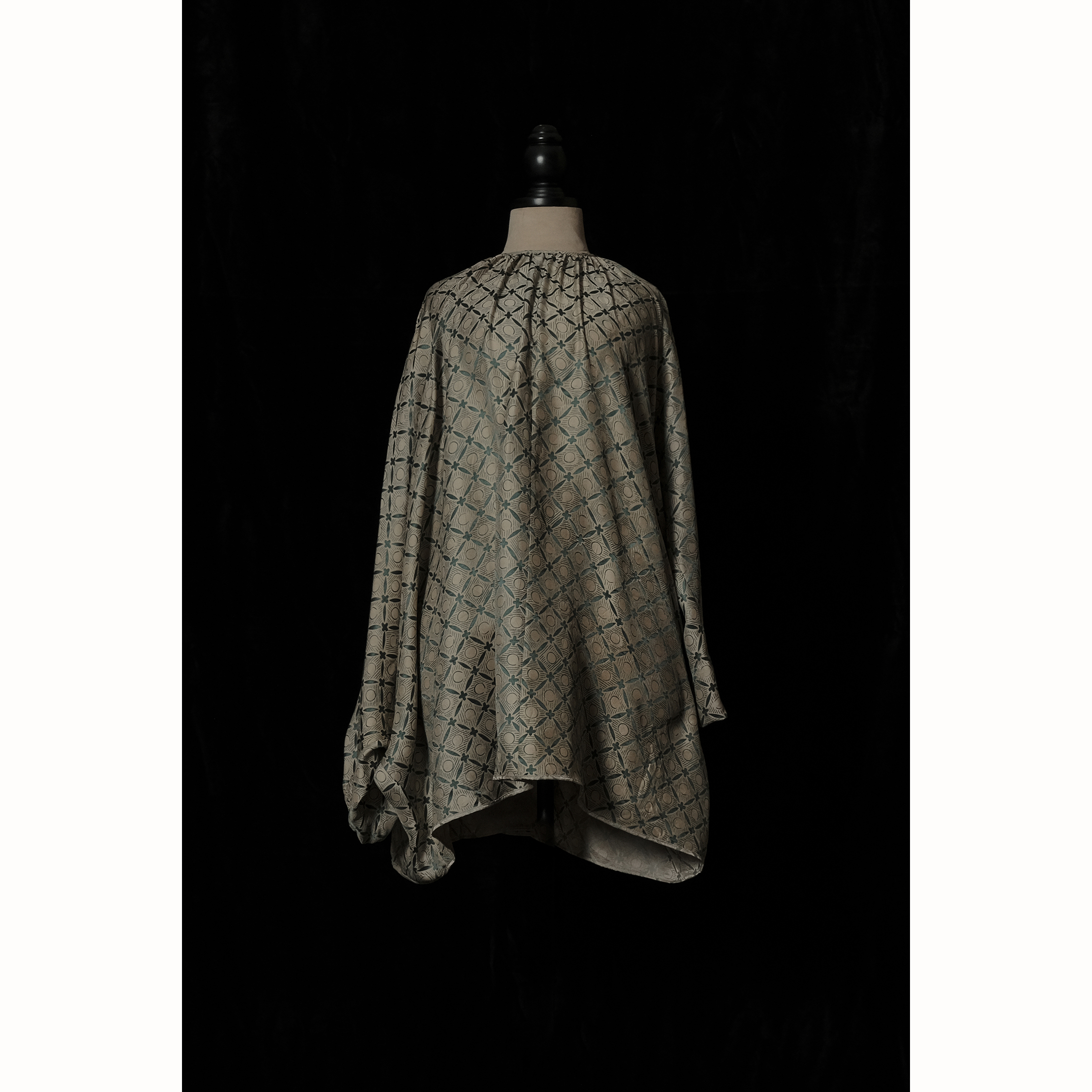 Mutedance 丝质方格罩衫