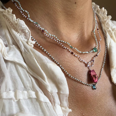 Antomoon 带有玻璃珠和丝绸心形装饰项链