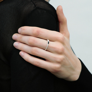 OLIO E ACETO 纯银黑玛瑙湖滩戒指