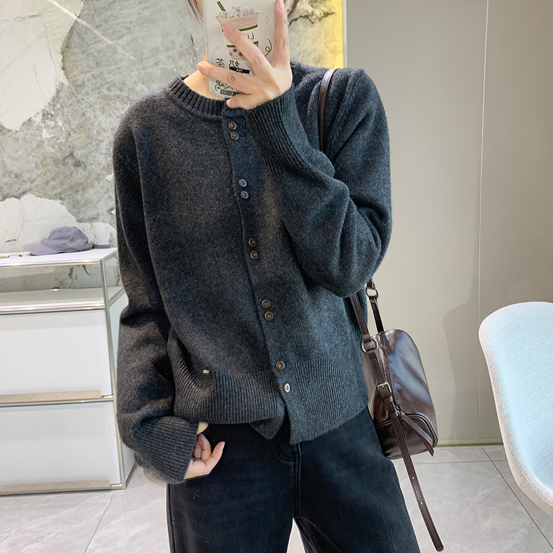 纽扣设计保暖加厚圆领针织衫