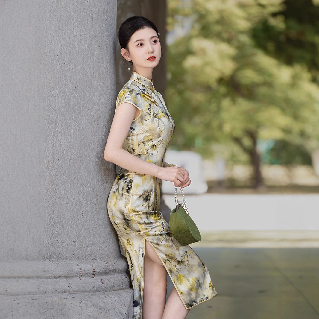 2025新款真丝桑蚕丝改良旗袍女夏高端年轻款金黄色印花中式小个子