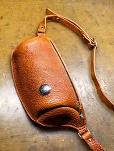 纯手工超厚野牛皮胸包男士 复古机车包真皮斜挎饺子包5.0mm以上厚