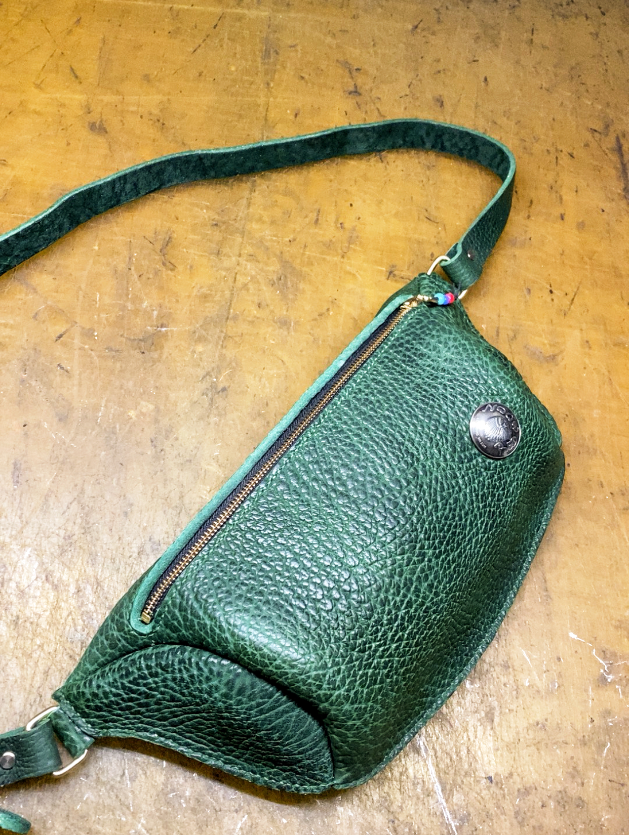 纯手工野牛皮机车包大号胸包5.0mm厚度真皮斜挎饺子包骑士机车包