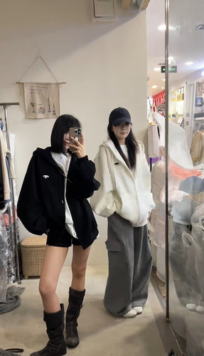 東room2026秋季新款美式复古刺绣圆领卫衣女宽松休闲百搭卫衣