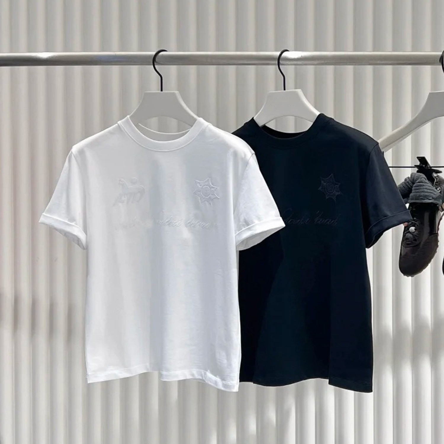 深圳南油高端女装2026春季新款轻奢风简约刺绣圆领宽松百搭短袖女