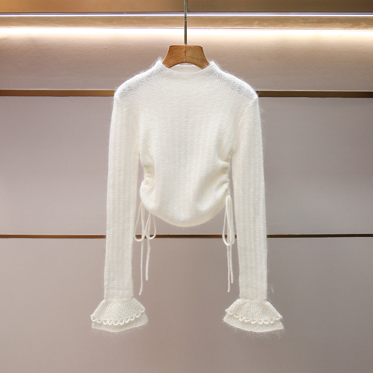 [现货]深圳南油高端女装2025冬新款设计感绑带高领喇叭袖短款毛衫,女装/女士精品,毛针织衫,淘宝优惠券,粉丝福利购,淘宝优惠卷