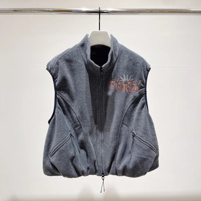 休闲风立领字母印花拉链马甲外套