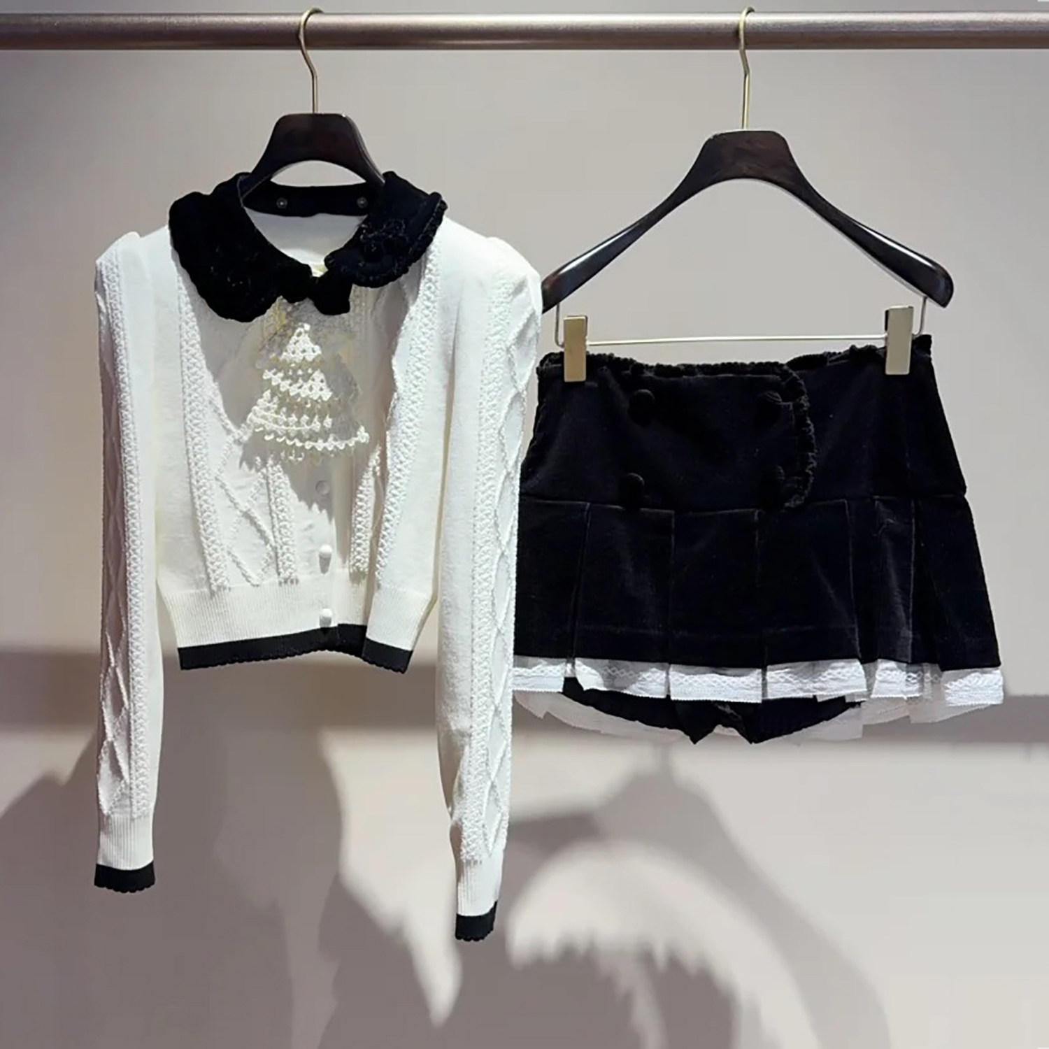 深圳南油高端女装2026春季新品娃娃领针织外套+丝绒花边半裙套装