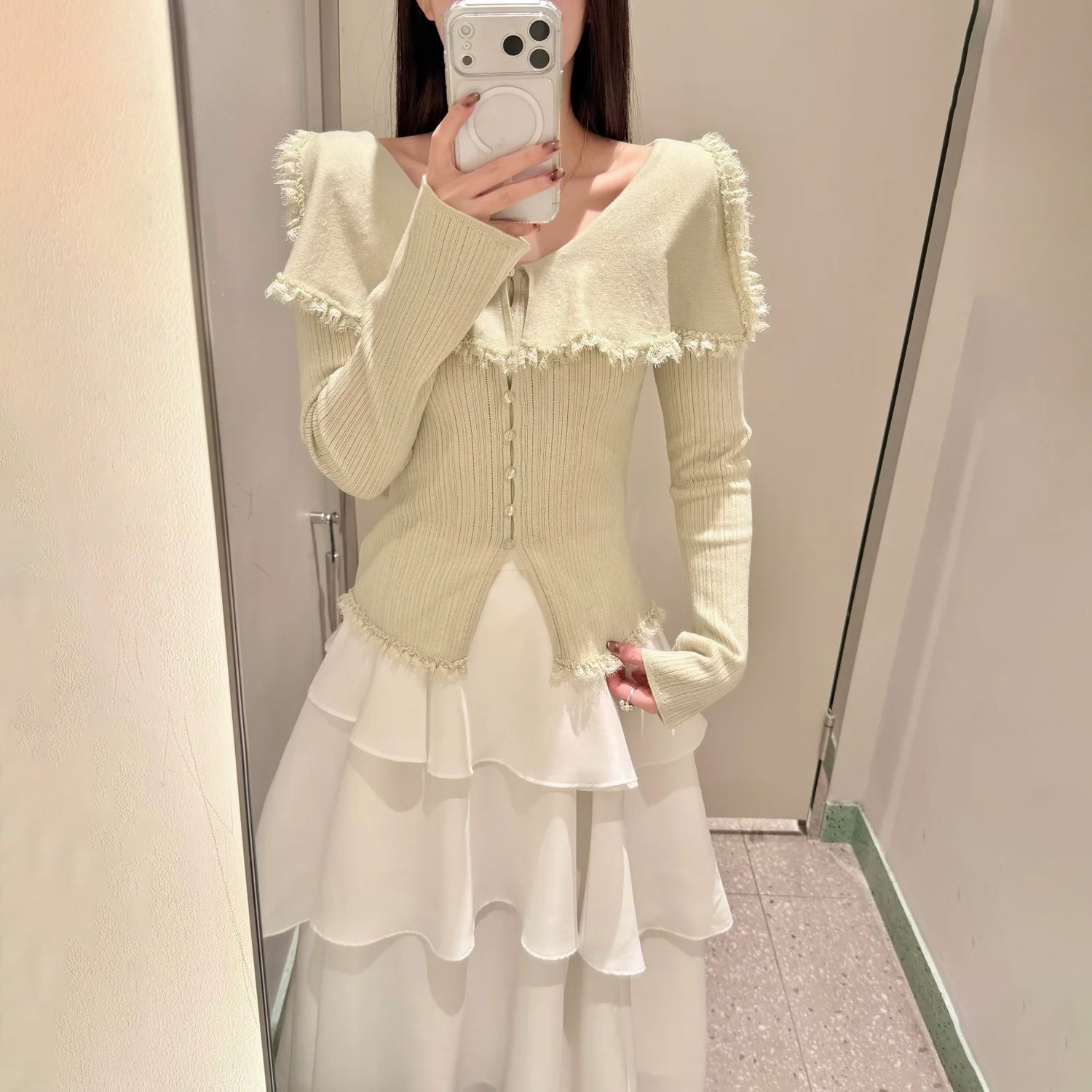 深圳南油高端女装2026春季新款温柔甜美风翻领蕾丝边毛针织开衫女