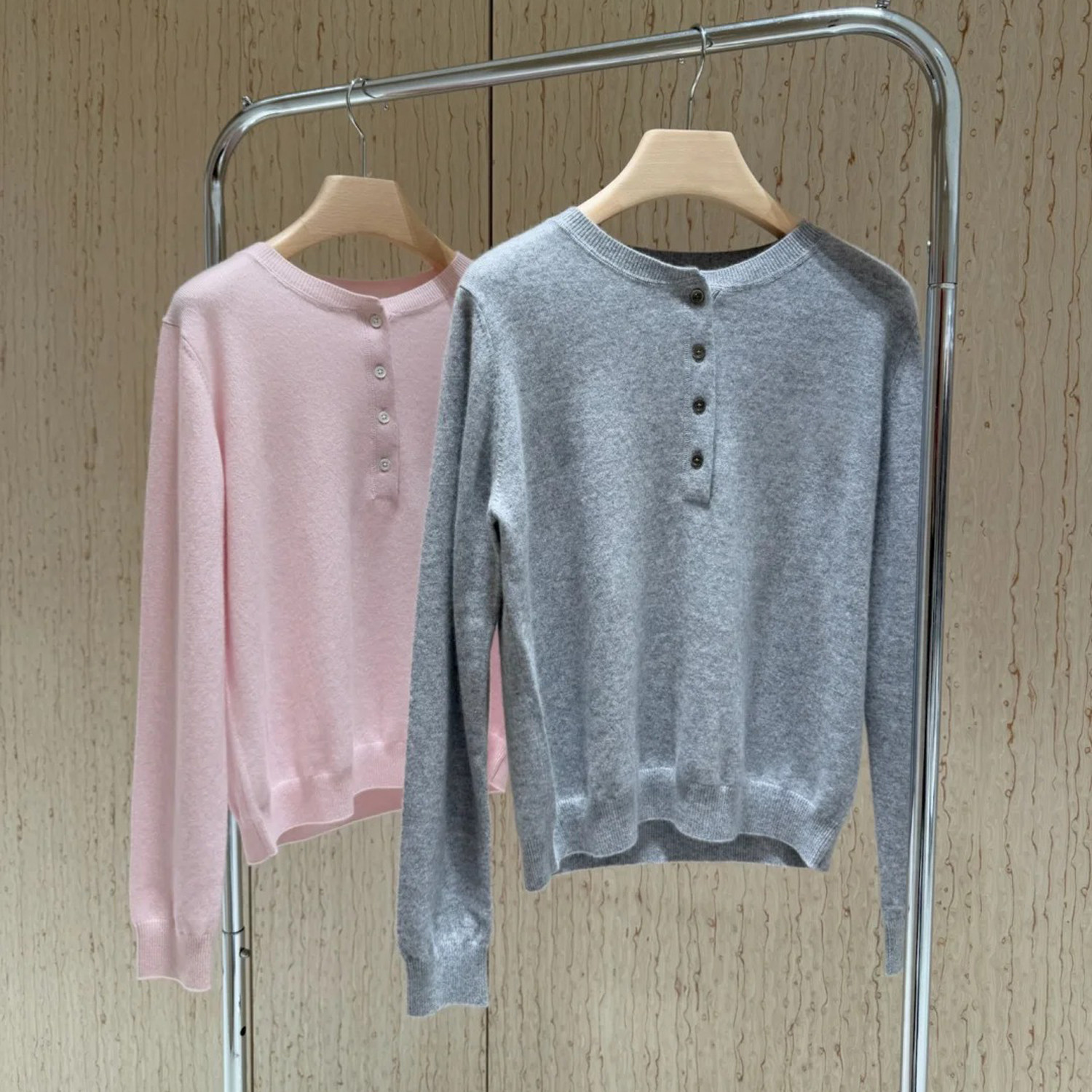 深圳南油高端女装2026春季新款极简风圆领纽扣宽松百搭毛针织衫女