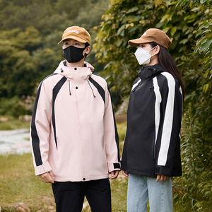 户外冲锋衣外套情侣款秋冬季潮牌男女户外防泼水登山服CF9597P105,藕色外套搭配什么鞋子图片