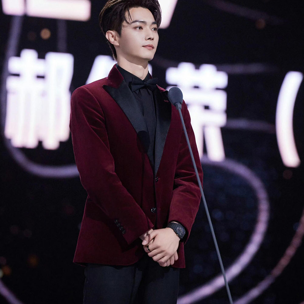 许凯同款酒红色丝绒西装创驳领口轻奢修身高级感西服宴会礼服男士