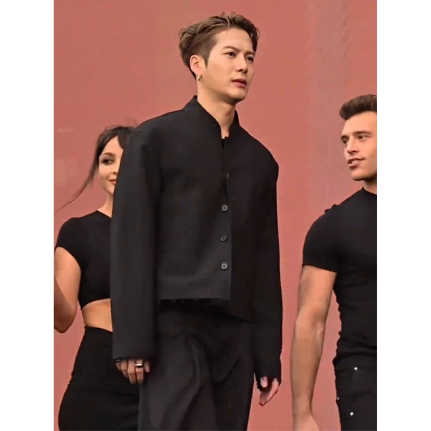王嘉尔同款西装外套男款高级感痞帅立领夹克新中式短款垫肩小西服