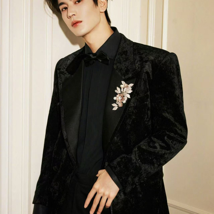 张凌赫明星同款秀款男士金丝绒西装胸针设计感演出高级感套装西服