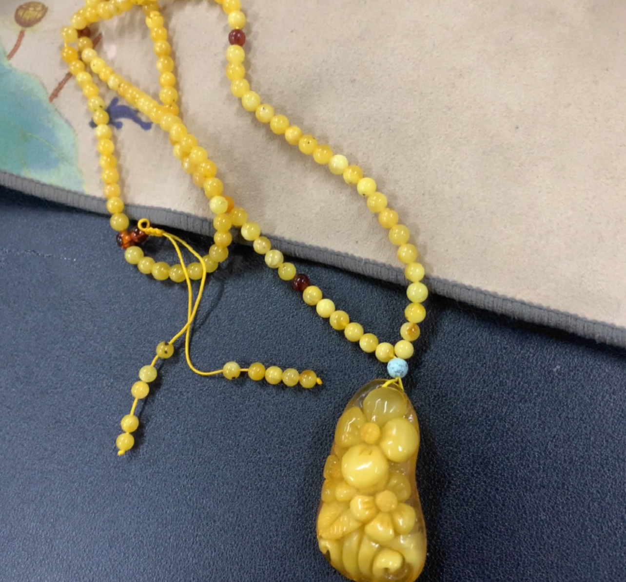 天然原矿蜜蜡雕刻毛衣链鸡油黄满蜜焦糖色俏色随形项链吊坠挂架