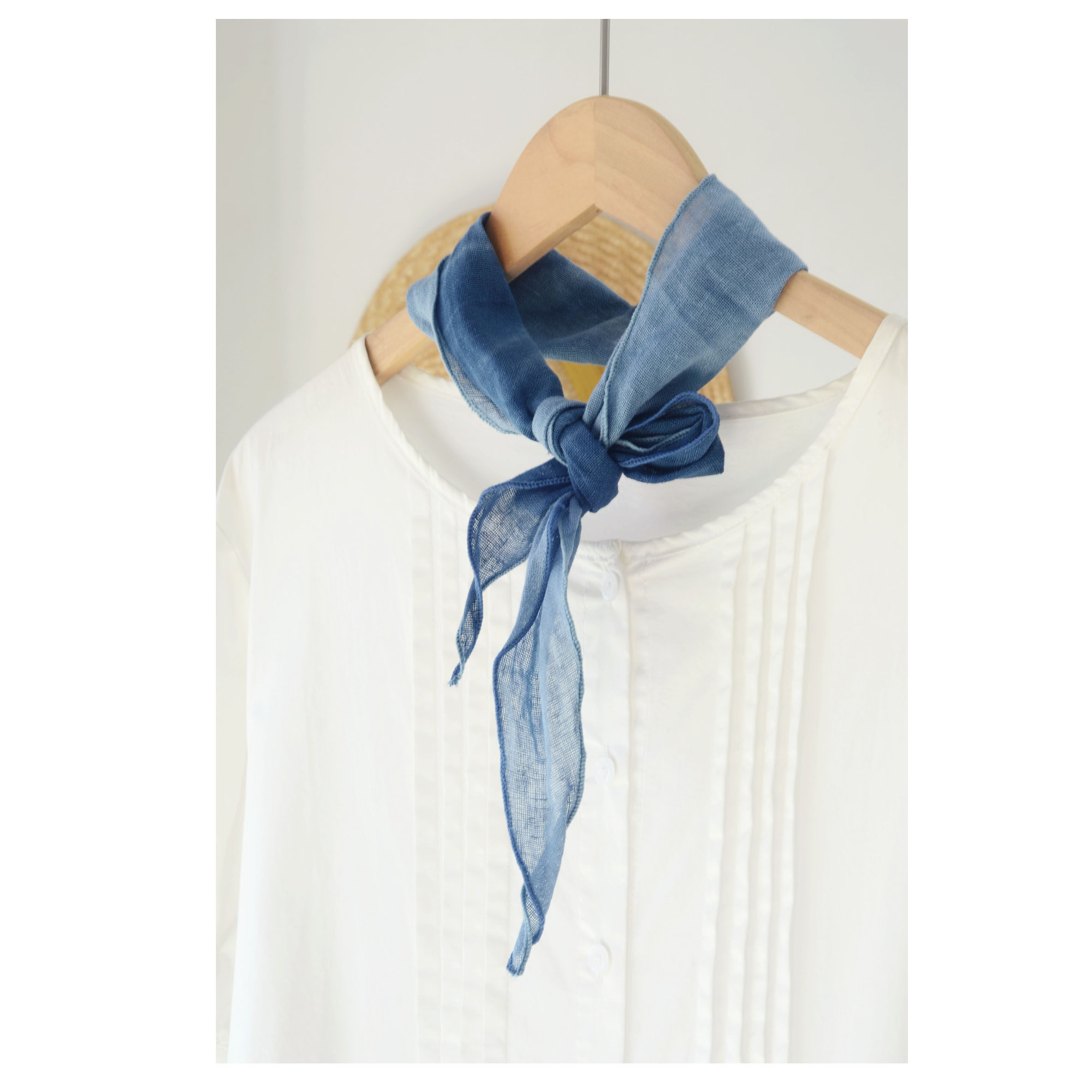 渐变蓝色薄款亚麻三角巾丝巾