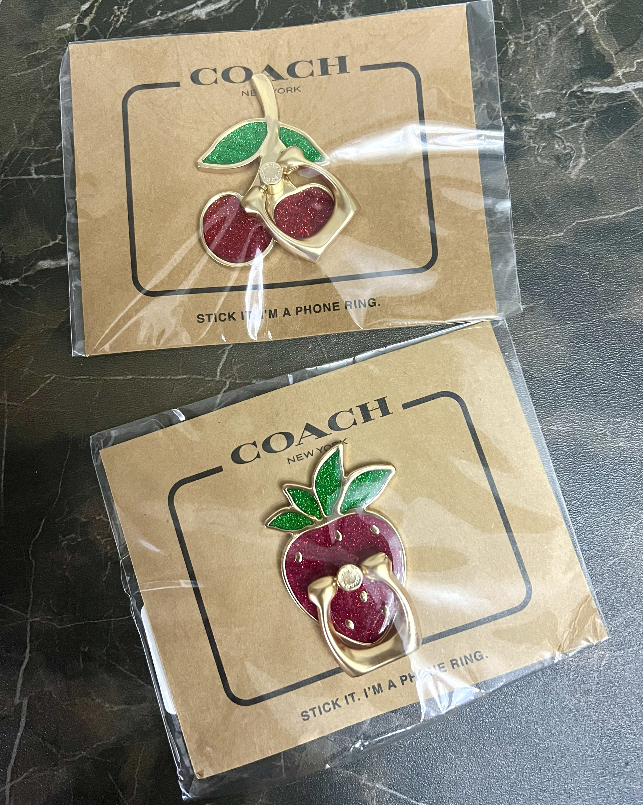 清仓特价 coach蔻驰 手机配件360度金属草莓樱桃支架指环扣现货