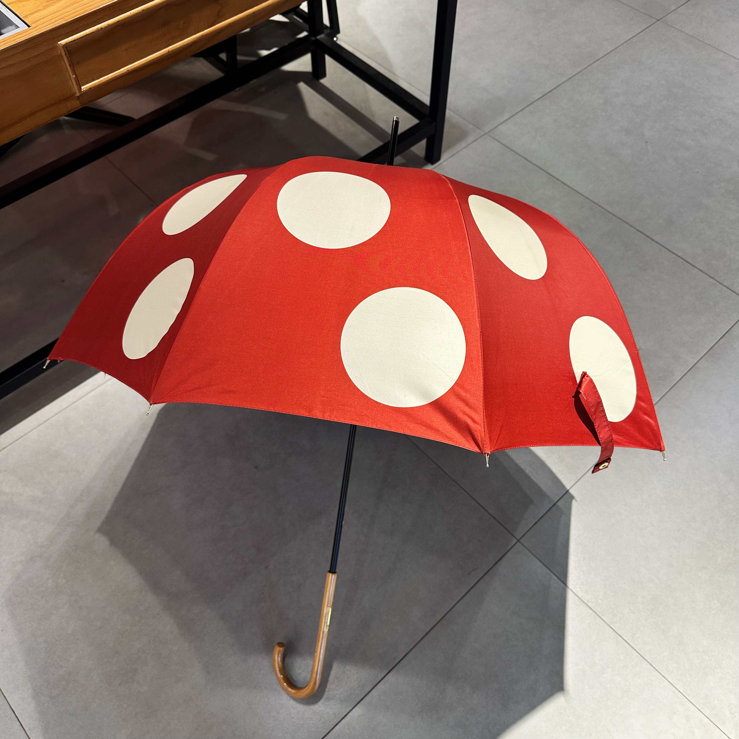 一朵可爱的小蘑菇拱形鸟笼黑胶防晒防紫外线抗风大波点晴雨长柄伞