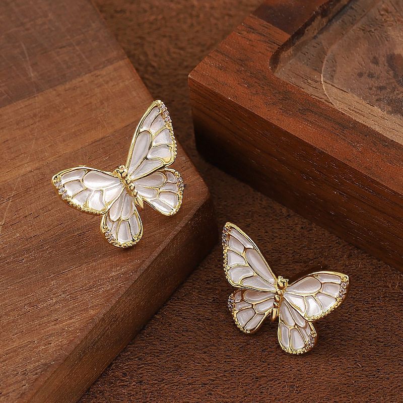 简约小清新白色滴油灵动蝴蝶耳钉