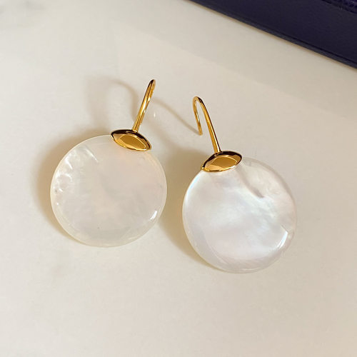 白色树脂圆形耳环中古风