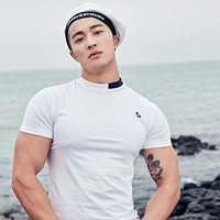 OMG Tide thương hiệu Áo cổ cao thoáng khí thể thao Áo thun ngắn tay nam màu tương phản mùa hè chạy bộ phận mỏng tập luyện quần áo thể dục nhanh khô - Áo phông thể thao áo thun dài tay the thao nam