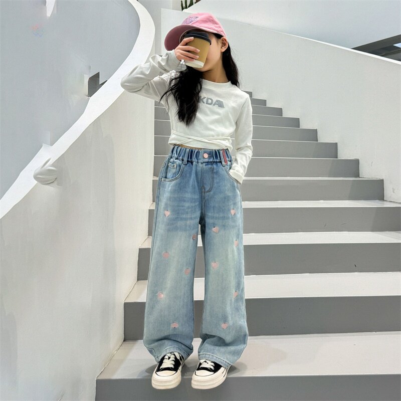女童裤子2026年春秋时髦爱心刺绣显瘦休闲裤中大童窄版牛仔阔腿裤