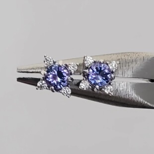 4毫米天然坦桑石 闪亮十字星 通体S925纯银镶嵌耳钉