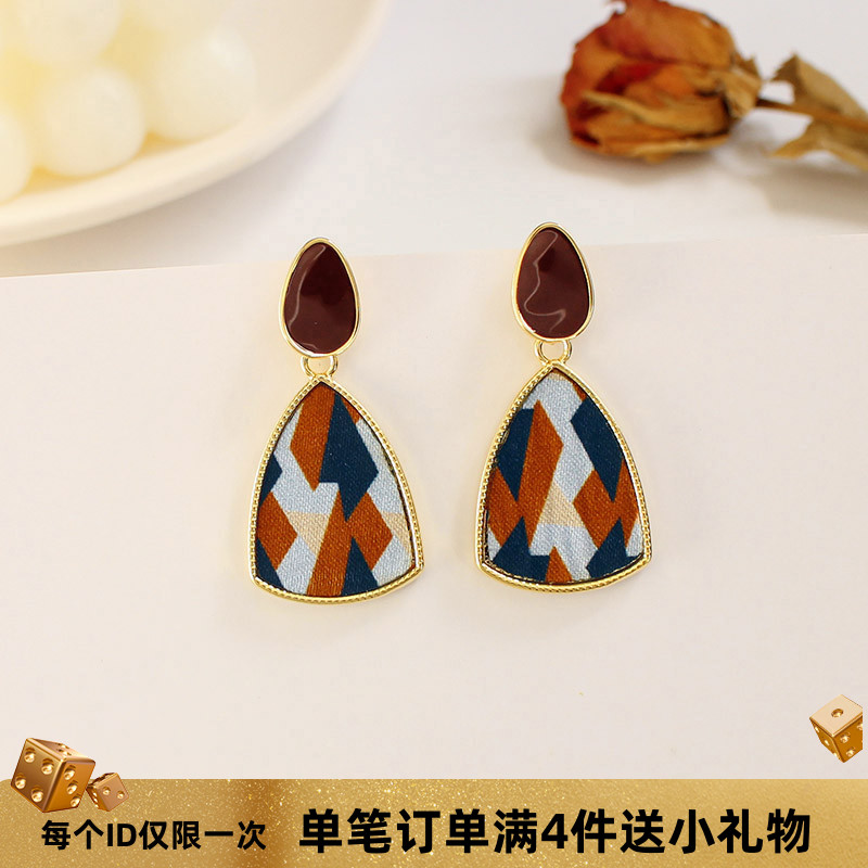 不规则格纹布金属几何耳环