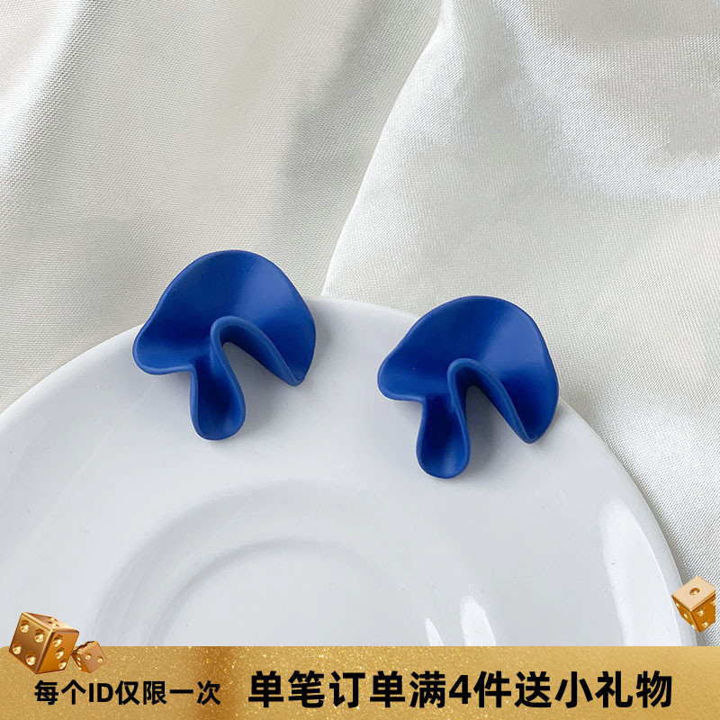 蚊香盘耳夹克莱因蓝色耳钉