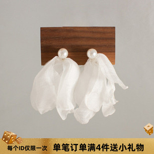 雪纺花瓣珍珠耳环仙气白色花朵耳环夸张度假风无耳洞蚊香盘耳夹