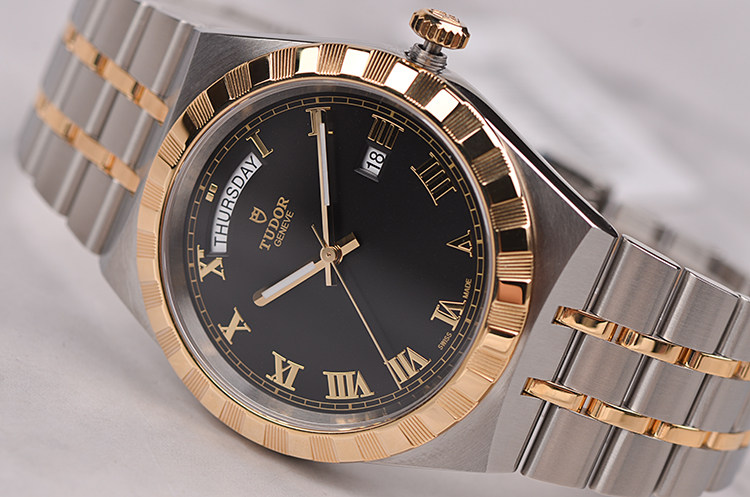 已售出【国行全新】帝舵皇家系列黄金及钢黑面星期日历自动男表M28603