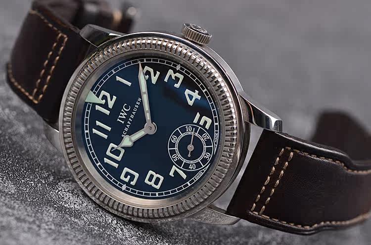 已售出【98新】万国复刻版经典飞行员小三针手上链皮带男表IW325401有盒