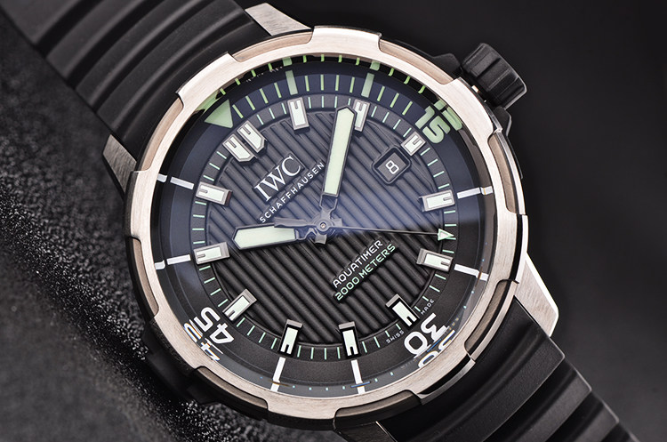 已售出【97新】万国海洋时计2000米防水黑面大三针日历胶带男表IW358002