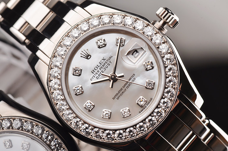 已售出【97新】劳力士珍珠淑女型全白金镶钻贝母盘大三针日历女表80299