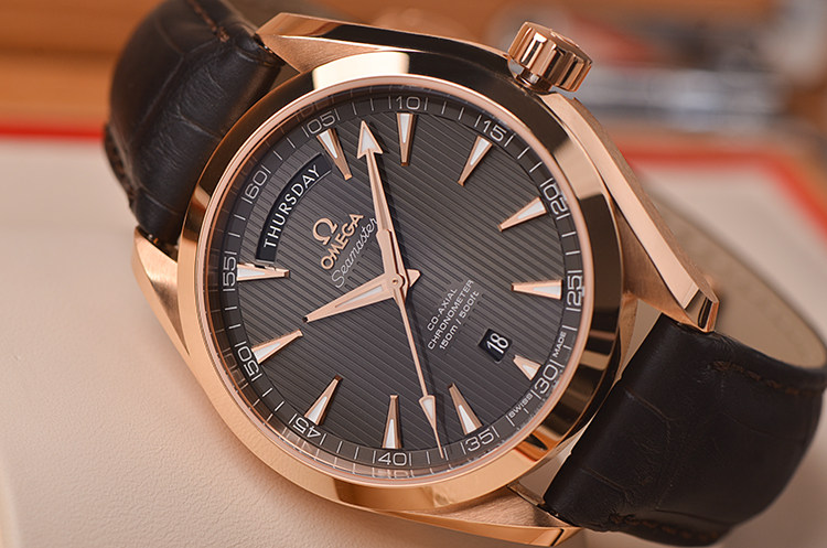 已售出【99新】欧米茄海马玫瑰金双历自动男表231.53.42.22.06.001全套