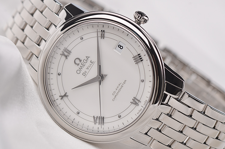 已售出【国行全新】欧米茄蝶飞大三针日历自动男表424.10.37.20.04.001