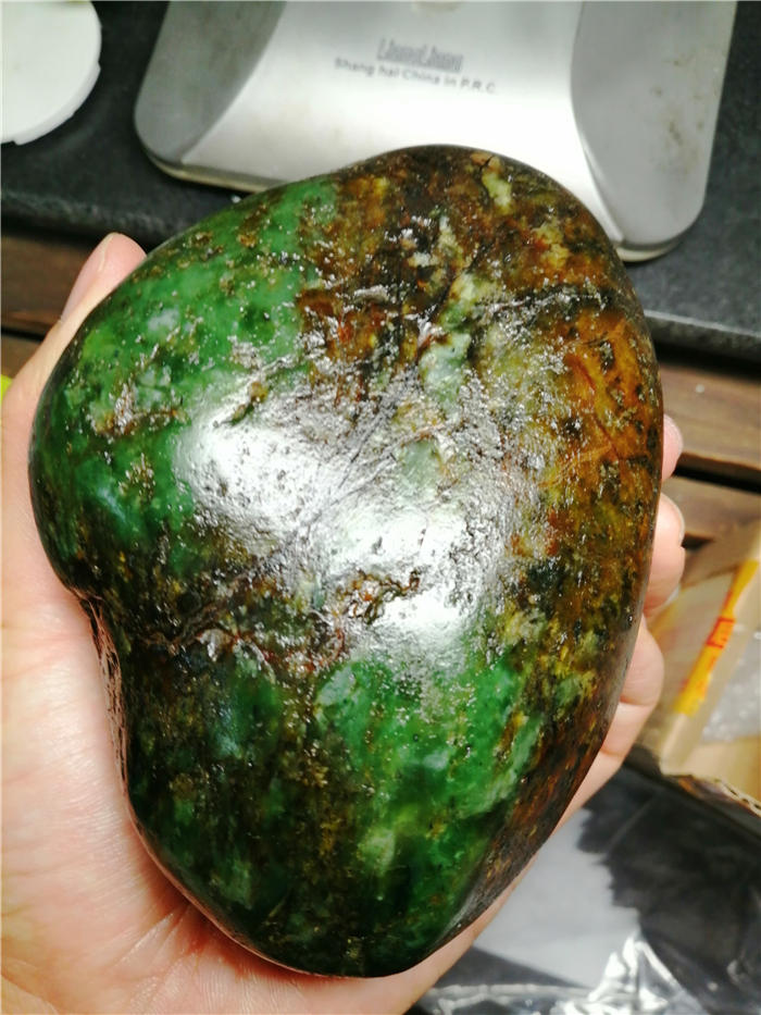 一公斤新疆和田玉籽料红皮沙枣青原石(猫眼效应）